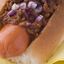 Hot Dog με καραμελωμένα κρεμύδια και σάλτσα τσίλι