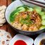 102. Nudelsuppe mit gebratenem Hühnerfleisch 雞肉湯麵