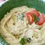 Salata de vinete proaspete servita cu garnitura de ceapa alba si rosie