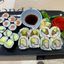 259. 3 Nigiri: Lachs, Thunfisch, Garnelen. 12 Maki: 6 Thunfisch, 6 Lachs