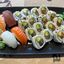 267. 4 Nigiri: Lachs, Thunfisch, Garnelen, Tintenfisch. 16 Inside Out Maki: 8 Alaska, 8 Boston