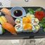 268. 5 Nigiri: Lachs, Thunfisch, Tintenfisch, Garnelen, Eierstich. 8 Alaska Tobiko Inside Out Maki