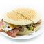 CAMPERO POLLO, CABRA Y CEBOLLA CARAMELIZADA