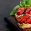 BRUSCHETTA CON FRAGOLE SALATE