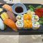 262.5 Nigiri: Lachs, Thunfisch, Garnelen, Tintenfisch, Eierstich. 8 Inside Out Maki....