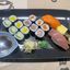253. 3 nigiri: Lachs, Thunfisch, Eierstich. 3 Gurken Maki, 3 Rettich Maki, 3 Lachs Maki, 3 Thunfisch